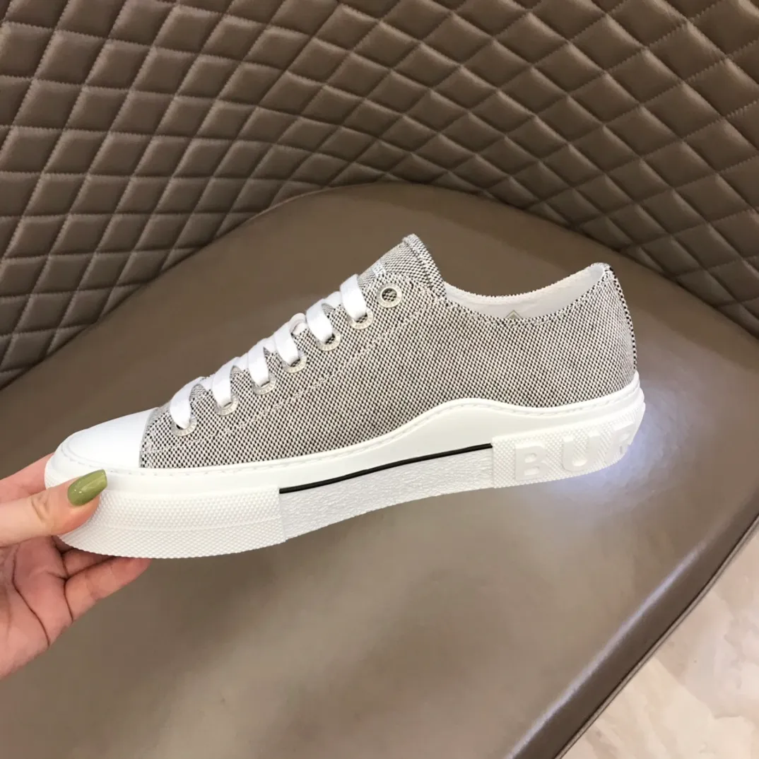 p400 "Burberr*" men's classic low-top sneakers, reinterpreted in Vintage check cotton material and decorated with a new brand logo. First-layer sheepskin lining, embossed Burberry logo on the heel, and original TPU outsole! Size: 38-44 No. 068